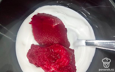 Готовим соус: 3 столовые ложки сметаны смешиваем с 2 чайными ложками томатной пасты.