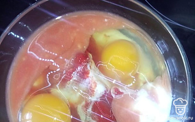 Вливаем два яйца.