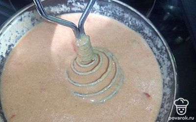 Солим, перчим и взбиваем венчиком до однородной массы.