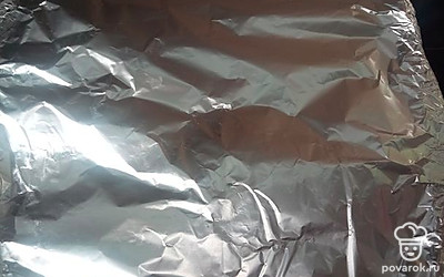 Накрывает фольгой и отправляем в духовку на полчаса при 200 градусах.