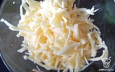 На крупной тёрке натираем сыр.