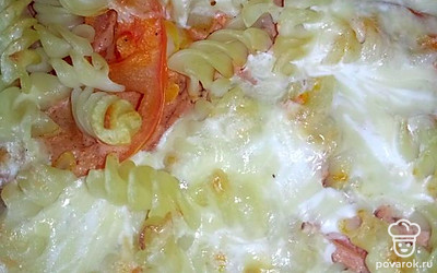 За 10 минут до готовности достаем запеканку из духовки и посыпает сыром, фольгой не накрываем, ставим обратно в духовку для того, чтобы сыр расплавился и подрумянился.