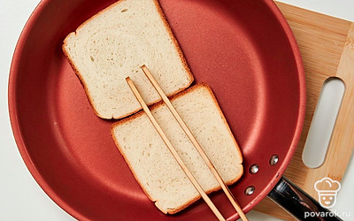 Подготовьте тосты. Хлеб подсушите в тостере или обжарьте на сухой сковороде с обеих сторон по 2 минуты до золотистого цвета.