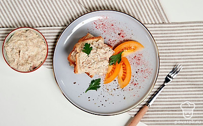 Готовые тосты выложите на доску для подачи и украсьте листьями петрушки.