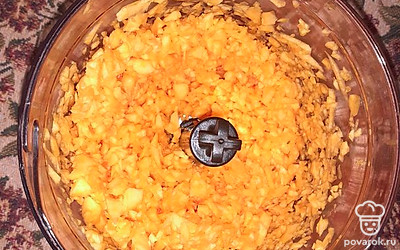 Мякоть тыквы измельчить в блендере или натереть на крупной терке.