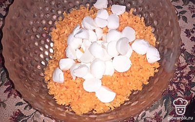 Порезать моцареллу и добавить к тыкве.