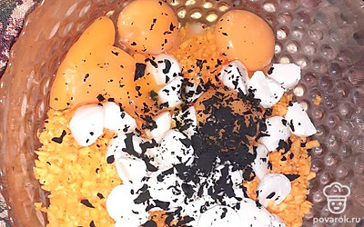 Посолить, добавить яйца и вакаме.