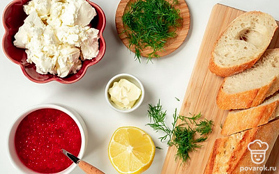 Выложите все необходимые продукты на рабочую поверхность. Сливочное масло заранее слегка размягчите, чтобы оно было более податливым. Лимон помойте и отрежьте от него несколько круглых долек. Вымойте и обсушите петрушку и укроп, с веточки петрушки отделите целые листочки для украшения.