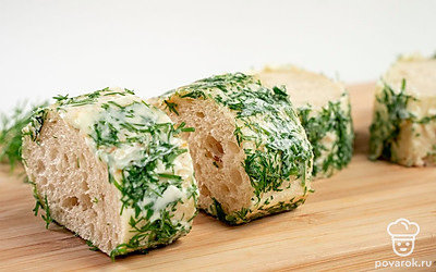 Подготовьте багет. Отрежьте от багета четыре одинаковых ломтика. Срежьте корочку по кругу, оставляя только мякоть. Укроп мелко порубите. Края хлеба смажьте маслом и обваляйте их в укропе.