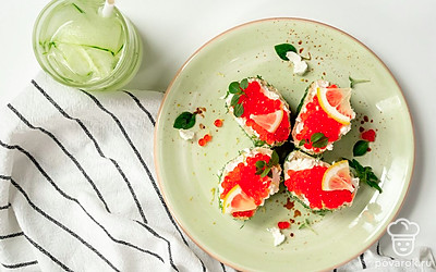 В качестве украшения используйте листья петрушки. Закуску выложите на большую тарелку и подайте к столу.