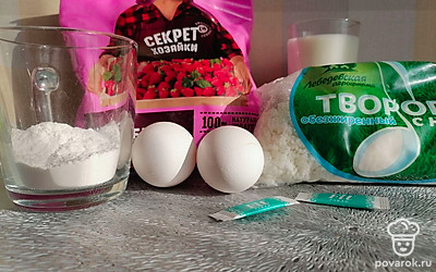 Смешать творог, яйца, сахарозаменитель (у меня фит парад стевия), клубнику, молоко и муку.