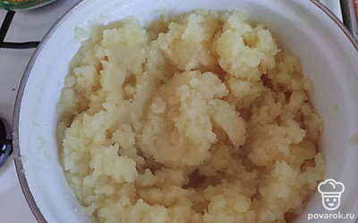 Почистить картофель, отварить и сделать пюре.