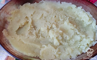 Выложить половину картофельного пюре в форму, смазанную маслом.