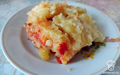 Дать запеканке немного остыть и порезать на порционные кусочки.