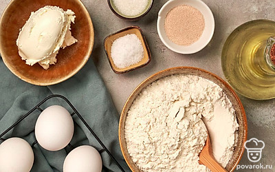 Заранее просейте муку. Нагрейте воду до температуры чуть выше комнатной. Яйцо помойте и отделите желток. Приготовьте емкости для смешивания ингредиентов, противень для выпечки застелите пергаментной бумагой.