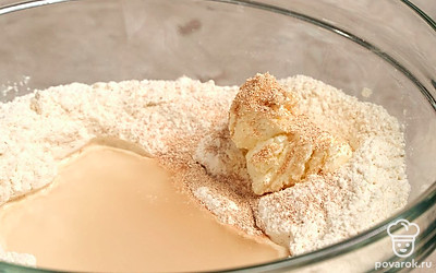 Замесите тесто. В миску к просеянной муке добавьте соль, сахар и быстродействующие дрожжи. Тщательно перемешайте. В центре смеси сделайте небольшое углубление и аккуратно влейте в него слегка теплую воду. Когда мука впитает всю воду, добавьте 50 г сыра. Еще раз хорошо перемешайте смесь, после чего замесите тесто, чтобы оно стало упругим.