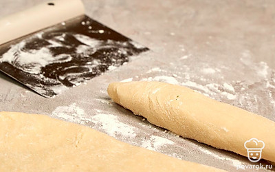 Сформируйте багеты. Слегка присыпьте мукой рабочую поверхность. Выложите готовое тесто и разделите его на 4 равные части. Сформируйте небольшие шары и оставьте их на 5 минут. Затем из каждого кусочка слепите будущий багет, немного растягивая его на концах. Готовые багеты расположите на противне на небольшом расстоянии друг от друга, после чего оставьте их на 1 час.