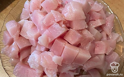 Нарезать куриное филе кубиками.