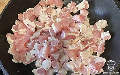 Пожарить филе на сковороде с двух сторон.