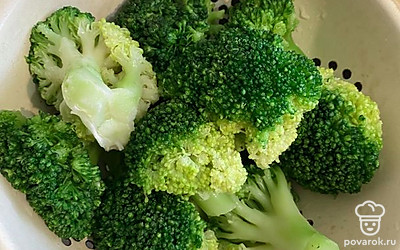 Промыть брокколи.