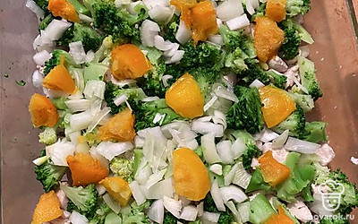 Разложить филе, брокколи, лук и перец в емкость для запекания.