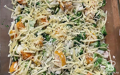 Равномерно насыпать тертый сыр.