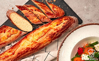 Аппетитные багеты со сливочным сыром подавайте слегка остывшими. Использовать такой хлеб можно в качестве закуски к салатам или супам.