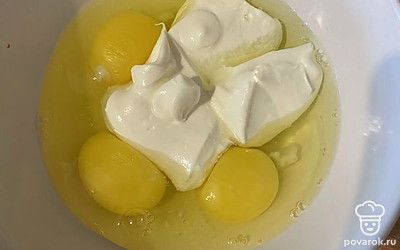 В отдельной миске смешать яйца и сметану с перцем.