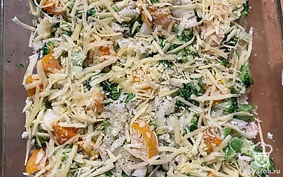 Вылить сверху готовую заливку, отправить в духовку на 40 минут при температуре 190 градусов.