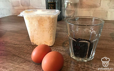 Вначале подготовьте все ингредиенты и сразу включите духовку на разогрев на 180 градусов.