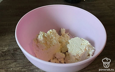 В миску добавьте 350 граммов творога любой жирности.