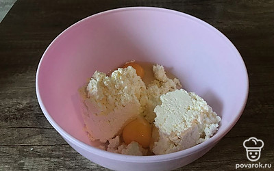 Затем добавьте 2 куриных яйца.