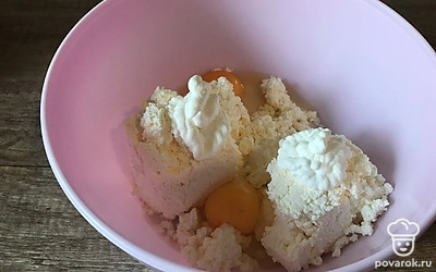 Добавьте 2 столовых ложки сметаны.