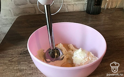 Затем перебейте все погружным блендером до однородной консистенции.