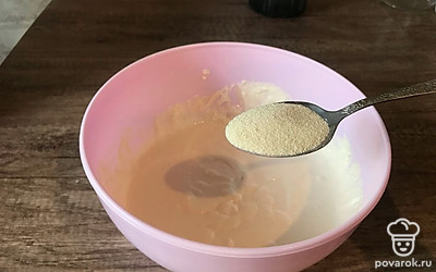 В однородную массу добавьте 1 столовую ложку манной крупы.