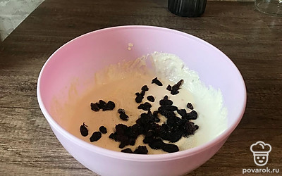 И 3 столовых ложки предварительно замоченного в кипятке изюма. Перемешайте массу.