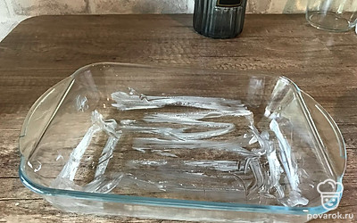 Форму для запекания смажьте сливочным маслом (по желанию). В стеклянной форме без масла тоже получилось отлично.