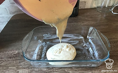 И выливайте массу в форму.