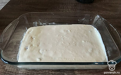 И разровняйте массу, слегка постучав по форме.