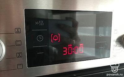 Выпекайте в предварительно разогретой духовке при температуре 180 градусов 30 минут.