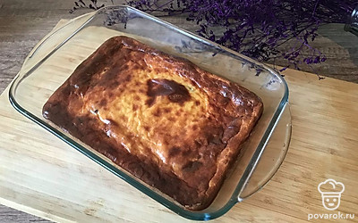 Перед подачей на стол обязательно остудите запеканку, лучше даже в холодильнике. Так запеканка уплотняется и приобретает плотную структуру. Подавайте, разрезав на кусочки, со сметаной или сгущенным молоком!