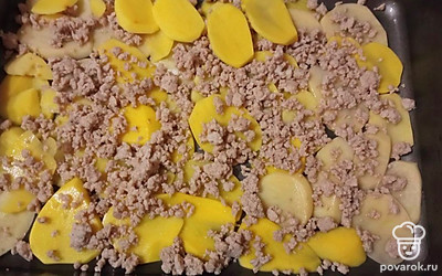 Поверх выкладываем половину фарша. 