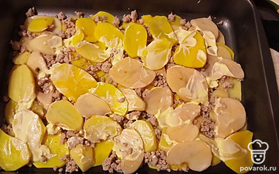 Повторяем такие слои ещё раз и накрываем всё картошкой смазанной сметаной или майонезом. 