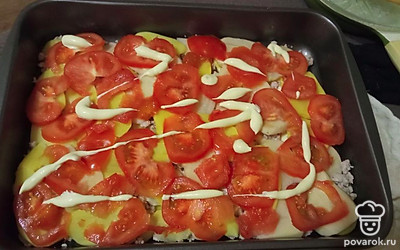 Помидоры очищаем от кожицы, нарезаем кольцами и выкладываем сверху. Снова промазываем сметаной или майонезом. 