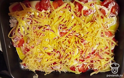 Посыпаем сверху натертым сыром. На дно наливаем 1 сантиметр воды и отправляем в духовку на 30-40 минут до готовности. 