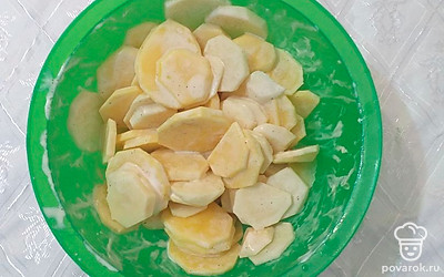 Картошку почистить, нарезать тонкими дольками, посолить, поперчить, добавить сметану. Все тщательно перемешать.