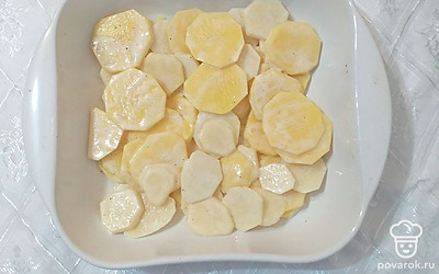 Дно формы для запекания смазать растительным маслом, выложить слой картофеля.