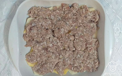На картофель выложить слой мясного фарша.