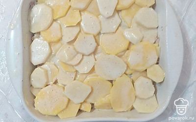 Затем снова слой картофеля. Запекать в духовке при 180 градусах 40 минут.