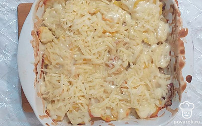 Вынуть форму для запекания из духовки,посыпать сверху тертым сыром.